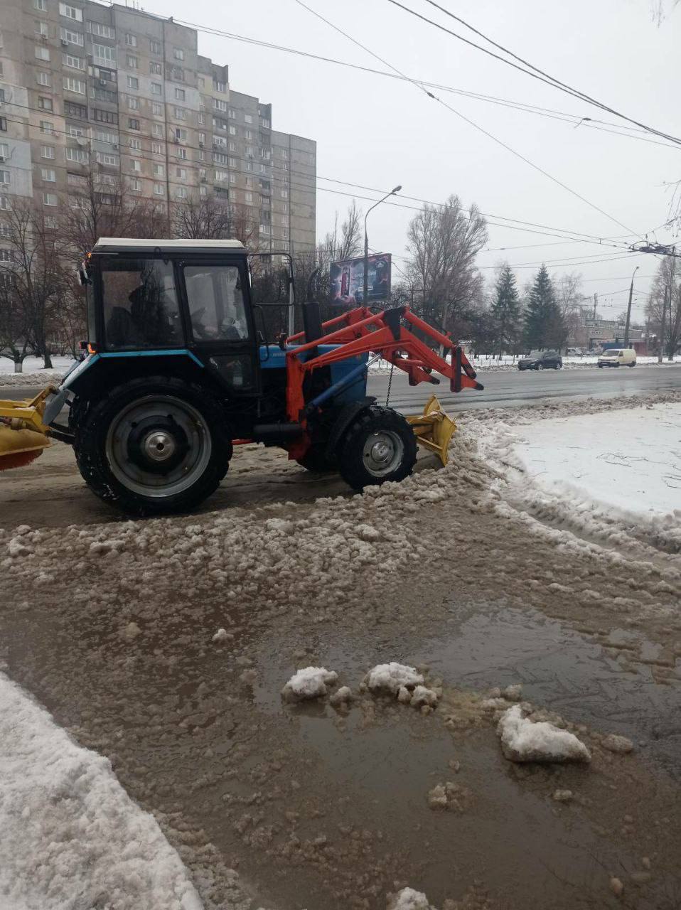 Комунальники боряться з ожеледицею та розпилюють повалені дерева - 5