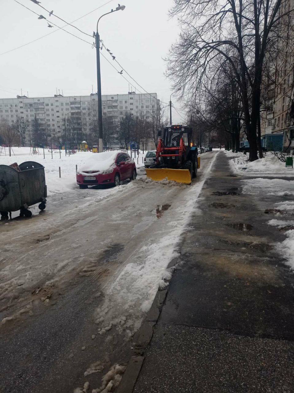 Комунальники боряться з ожеледицею та розпилюють повалені дерева - 8