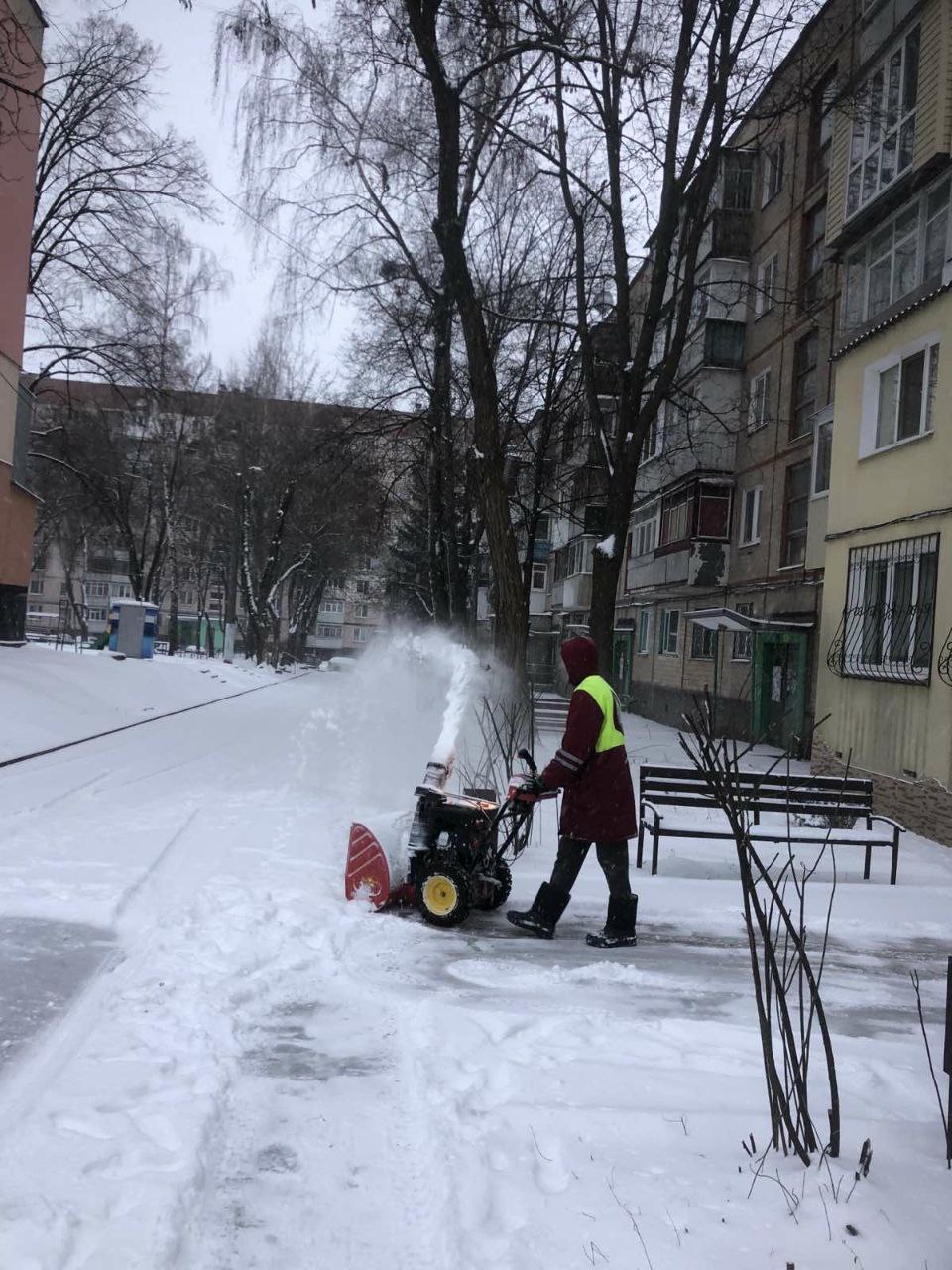 Комунальники усувають наслідки снігопаду 