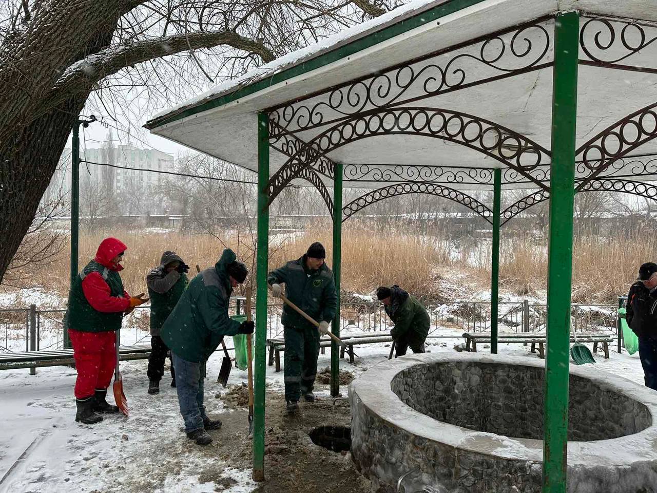 Комунальники усувають наслідки негоди в Харкові