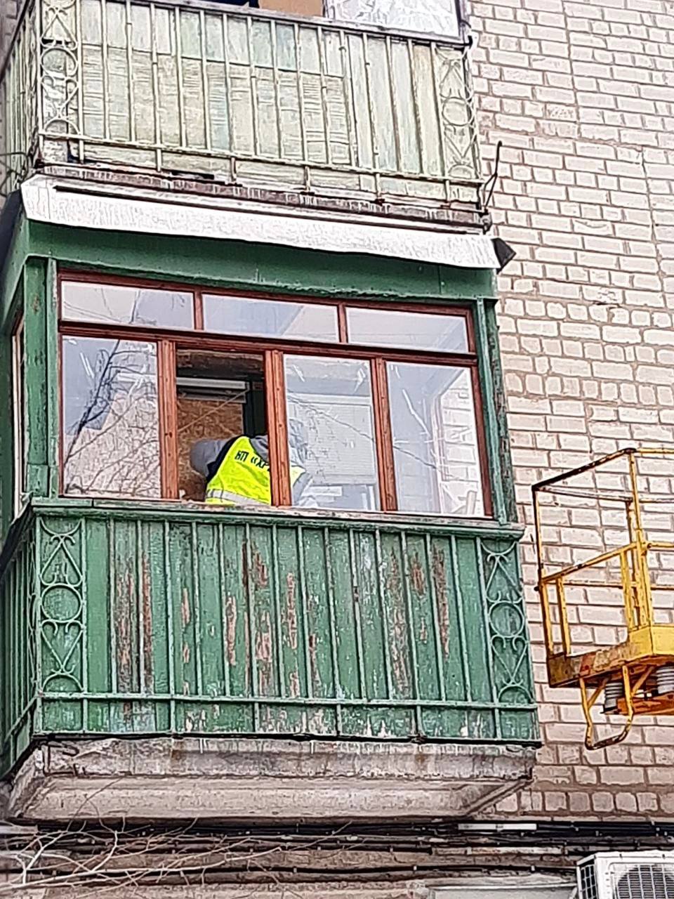 Комунальники закрили понад 4,4 тисячі вибитих вікон 