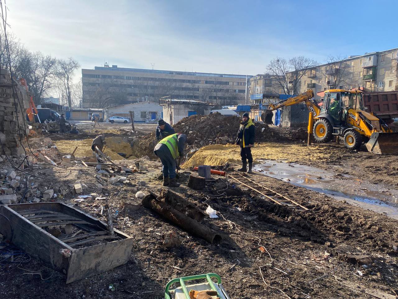 У Київському районі відремонтували пошкоджений обстрілами трубопровід