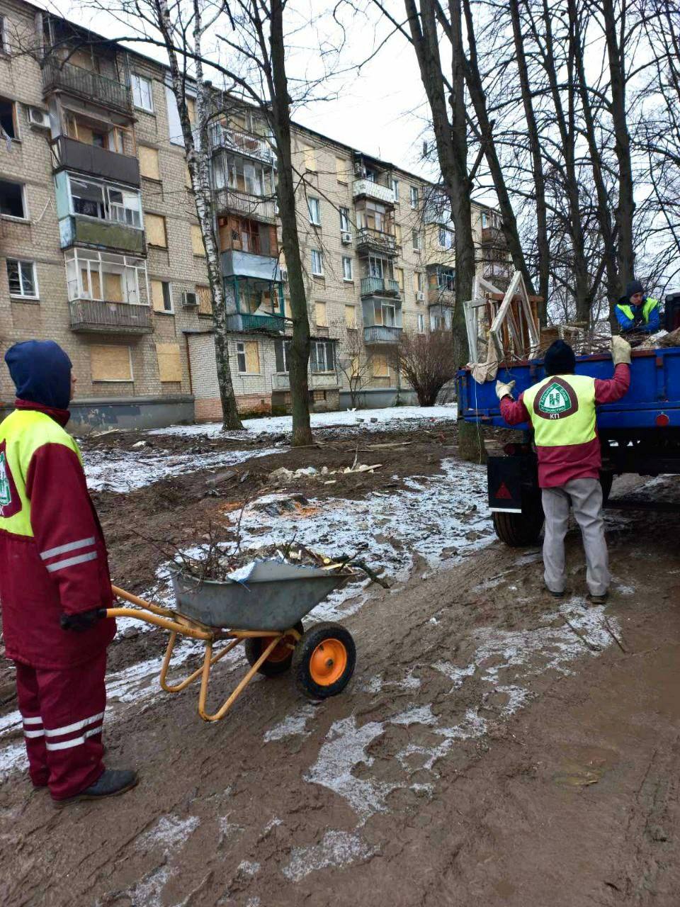Комунальники завершують усувати наслідки обстрілів