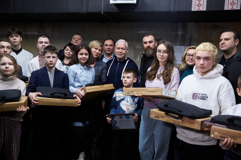 Дітям з Харкова передали гаджети для навчання