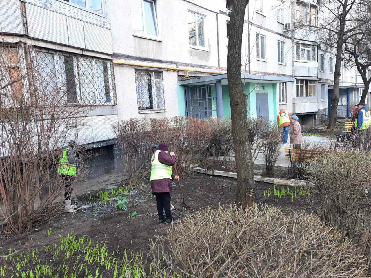 Комунальники усувають наслідки ворожого обстрілу