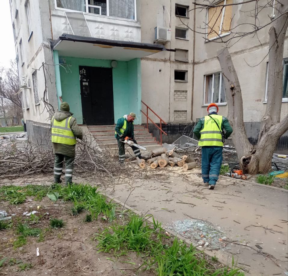 Комунальники усувають наслідки ворожого обстрілу 