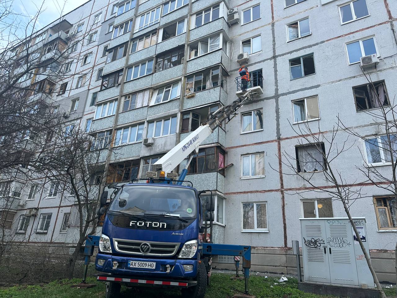 Комунальники усувають наслідки ворожого обстрілу - 3