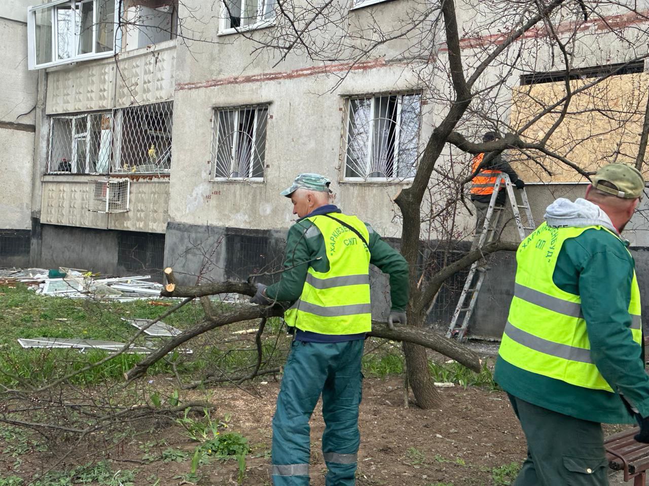 Комунальники усувають наслідки ворожого обстрілу - 10