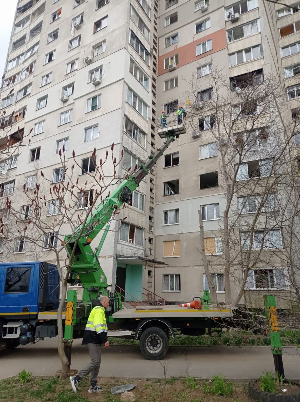 Комунальники усувають наслідки ворожого обстрілу - 11