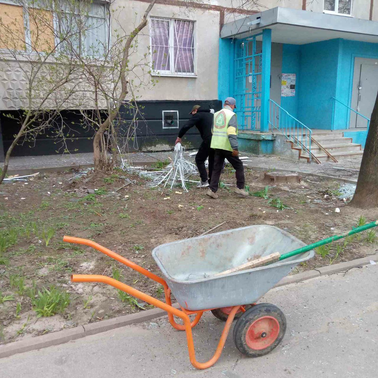 Комунальники усувають наслідки ворожого обстрілу - 12