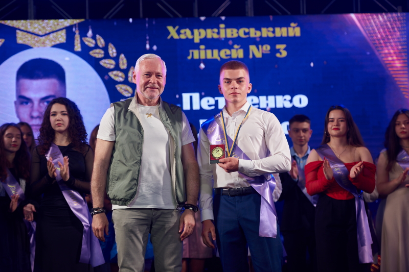 Ігор Терехов привітав із закінченням школи випускників Салтівського району - 11