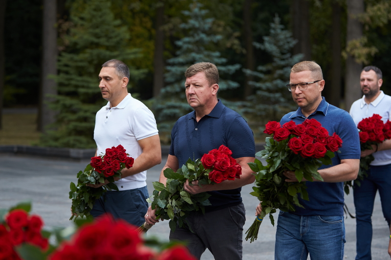 У Харкові поклали квіти до Меморіалу Слави - 8