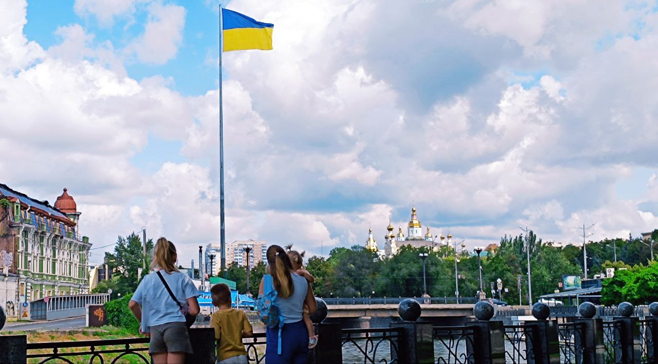 На найвищому флагштоці України підняли державний прапор 