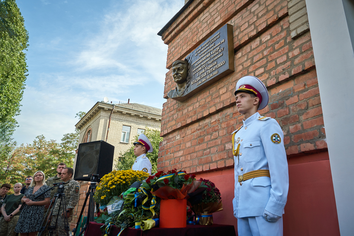 У Харкові відкрили меморіальну дошку полеглому медику