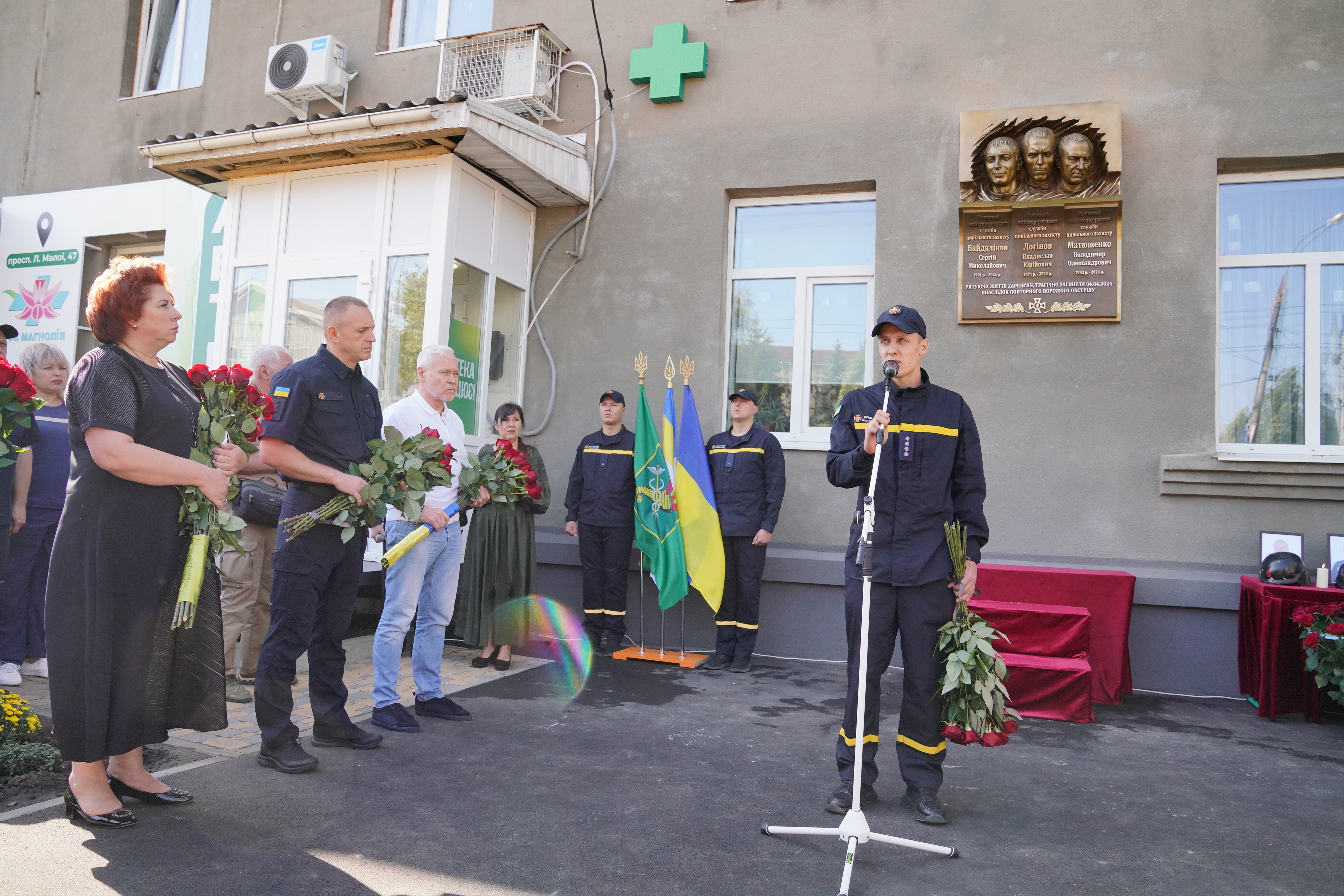 У Харкові встановили памʼятну дошку трьом загиблим рятувальникам - 7