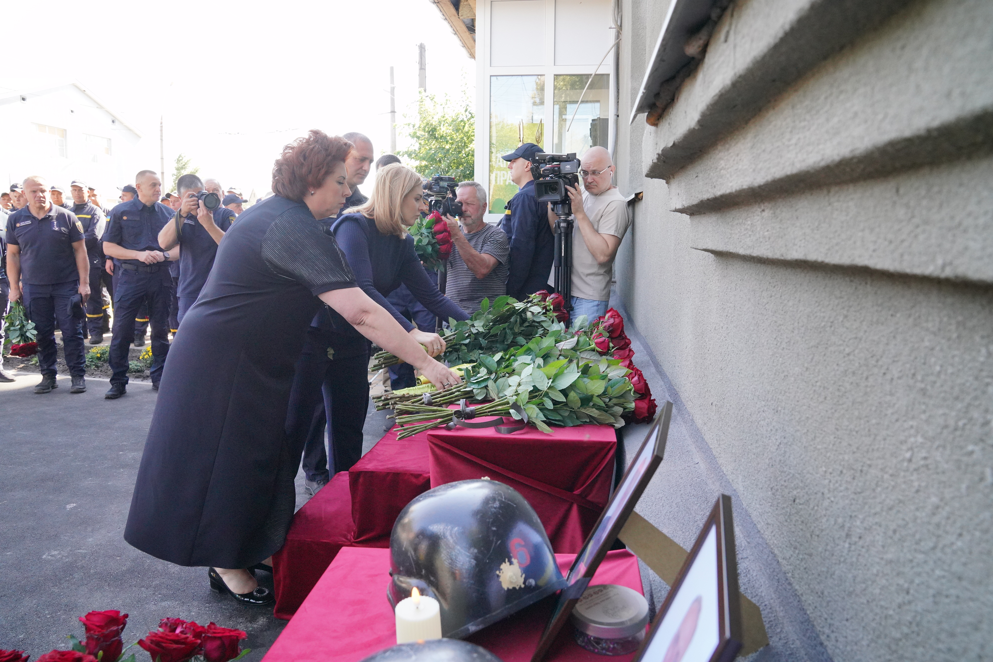 У Харкові встановили памʼятну дошку трьом загиблим рятувальникам - 10