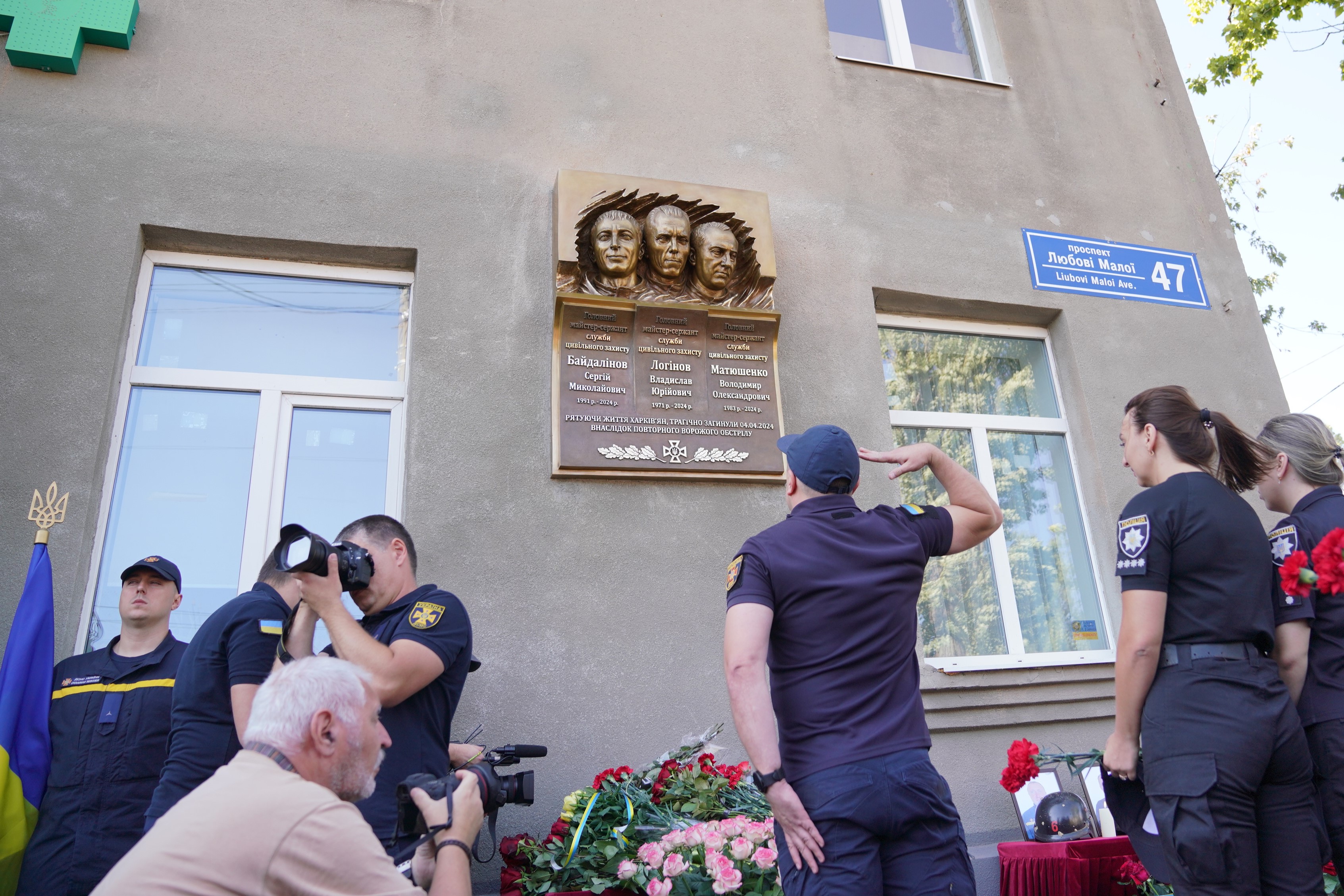 У Харкові встановили памʼятну дошку трьом загиблим рятувальникам - 12