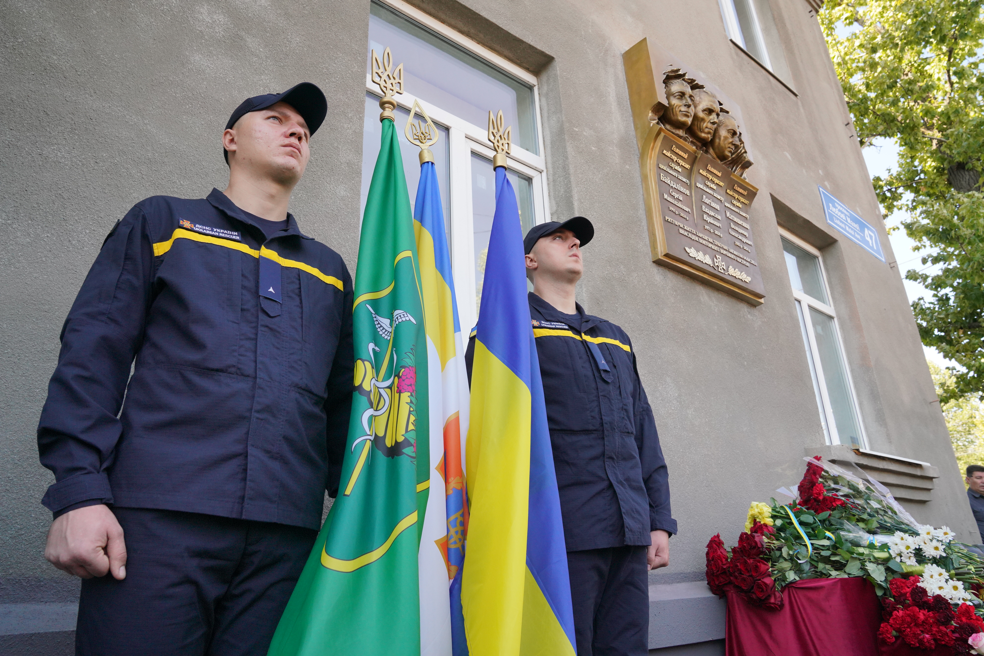 У Харкові встановили памʼятну дошку трьом загиблим рятувальникам - 13