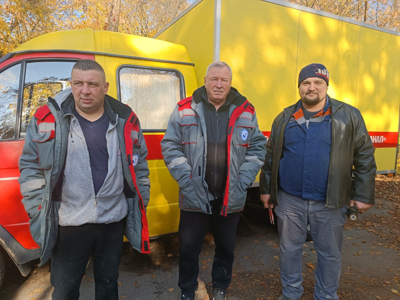 У пошкодженому обстрілом будинку в Холодногірському районі відновлюють водопостачання
