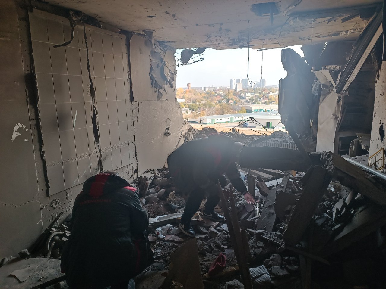 У пошкодженому обстрілом будинку в Холодногірському районі відновлюють водопостачання - 1
