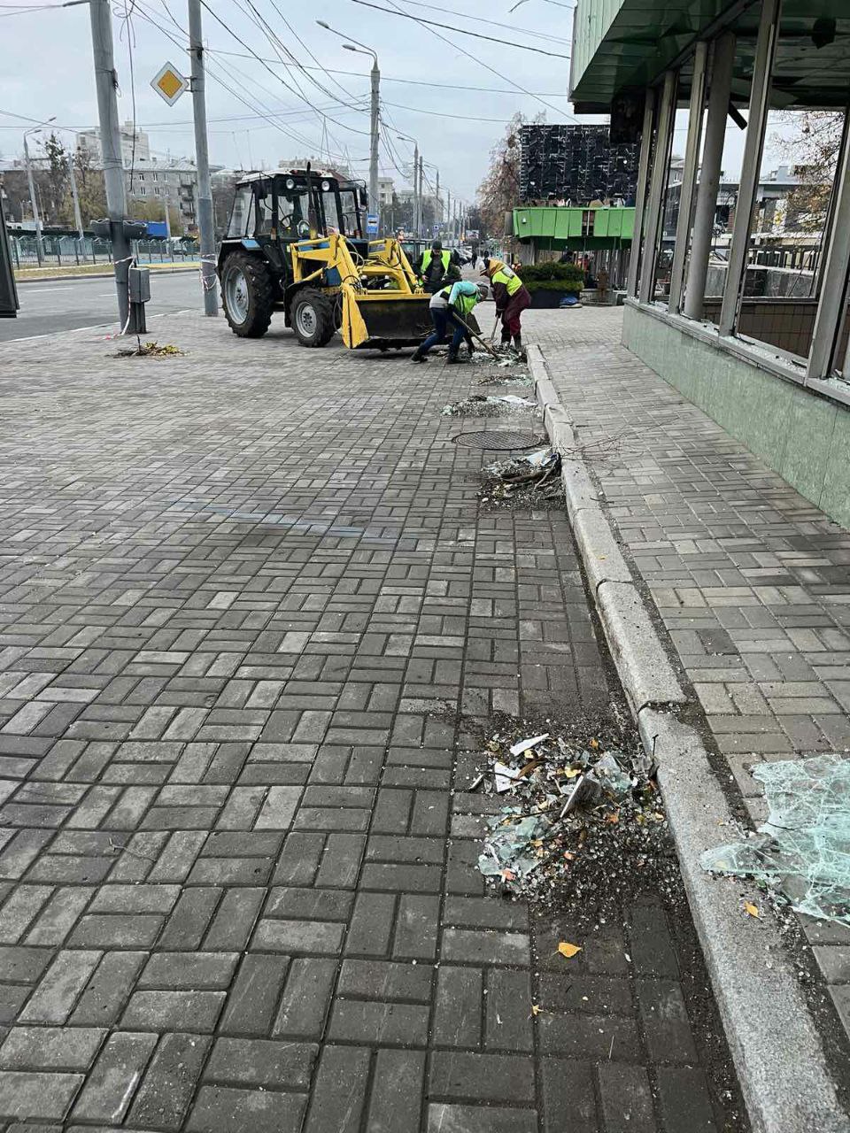 У Харкові усувають наслідки нічних обстрілів