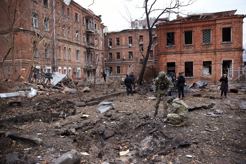 Комунальники усувають наслідки ворожого обстрілу Харкова