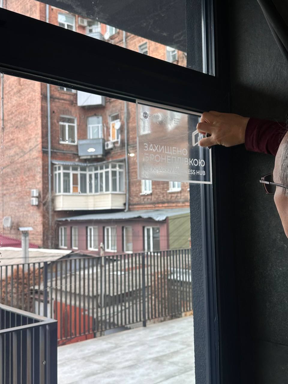 Харківським підприємцям допомогли закрити вікна бронеплівкою