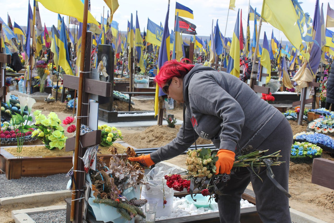 На Алеї Слави провели прибирання - 11