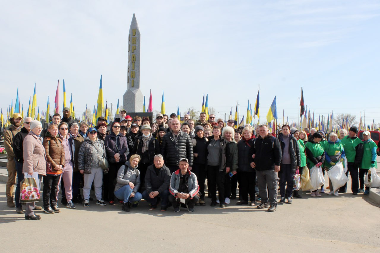 На Алеї Слави провели прибирання - 12