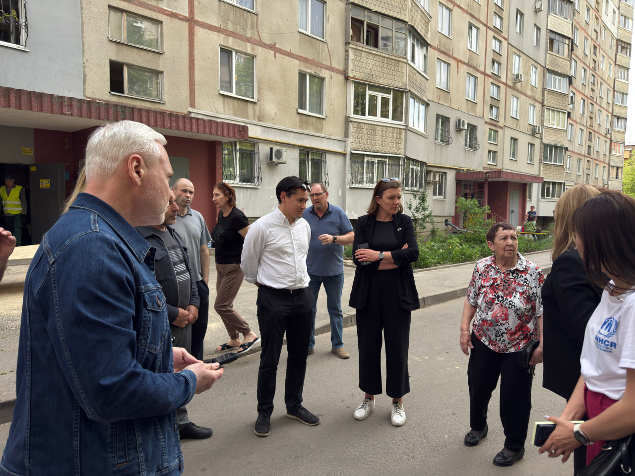 Ігор Терехов показав іноземній делегації наслідки нічної атаки на Харків