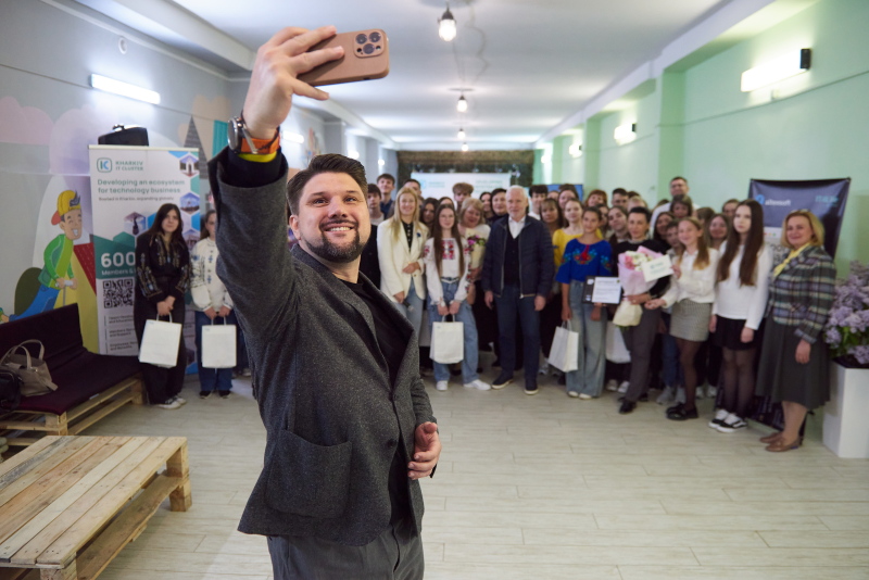 Харківські школи отримали техніку для цифрових лабораторій