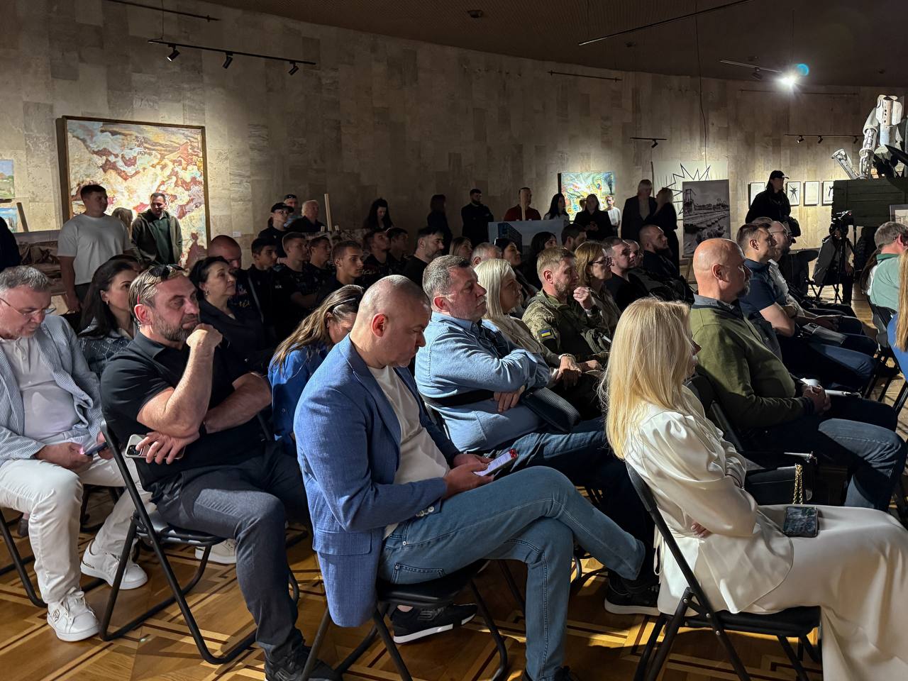 Харківʼяни презентували книгу з історичними та сучасними фото столиці - 2