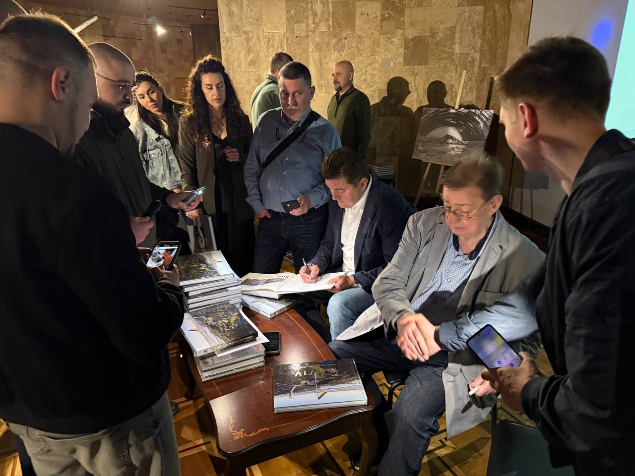 Харківʼяни презентували книгу з історичними та сучасними фото столиці - 3