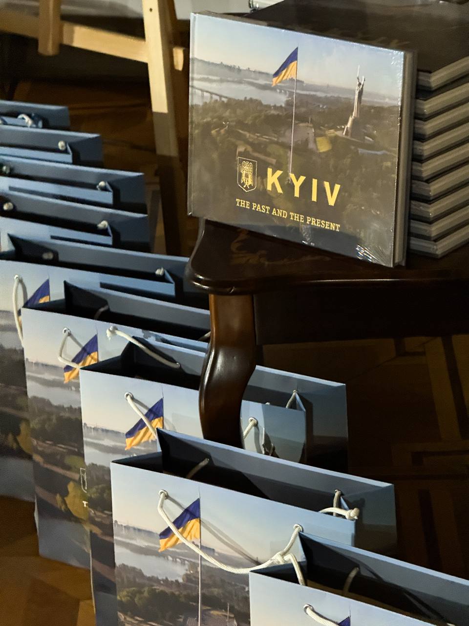 Харківʼяни презентували книгу з історичними та сучасними фото столиці - 4