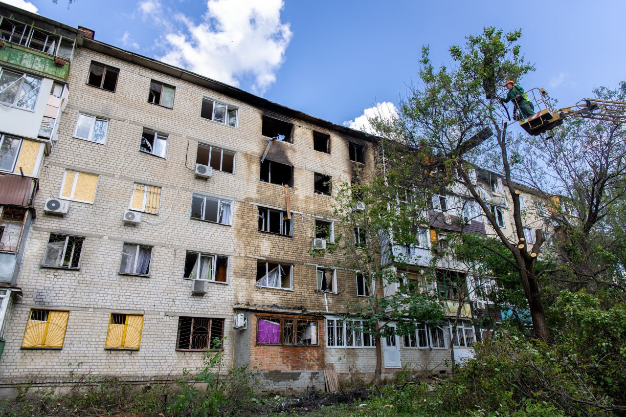 У пошкоджених обстрілами будинках відновлюють водопостачання