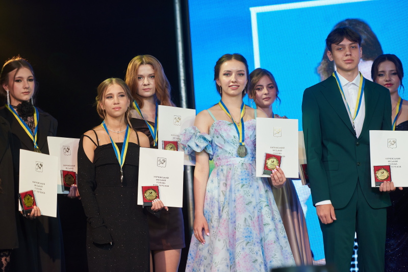 Випускники Холодногірського району відсвяткували закінчення школи - 4