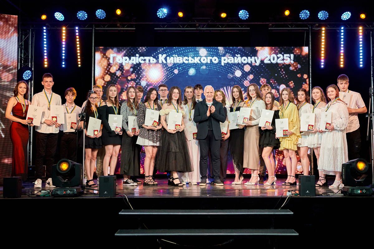 Одинадцятикласники Київського та Салтівського районів відсвяткували випускний 
