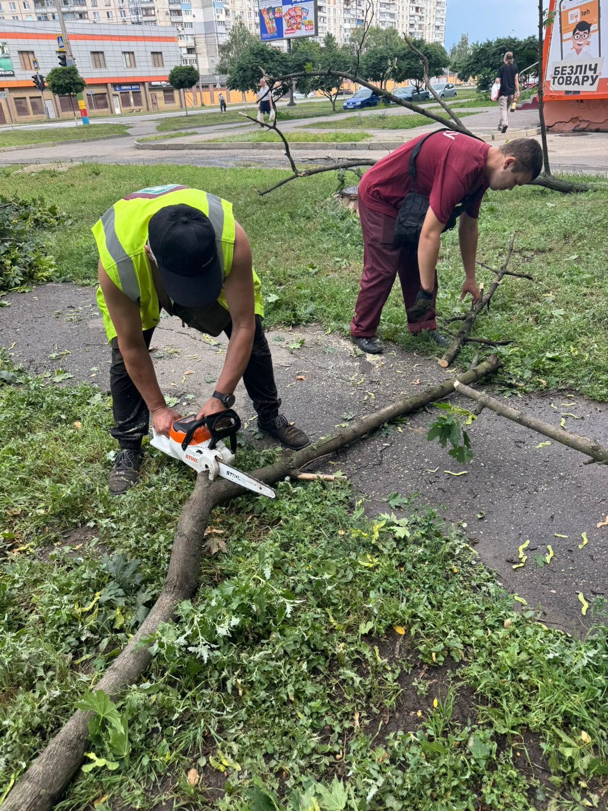 Комунальники продовжують усувати наслідки буревію в Харкові 