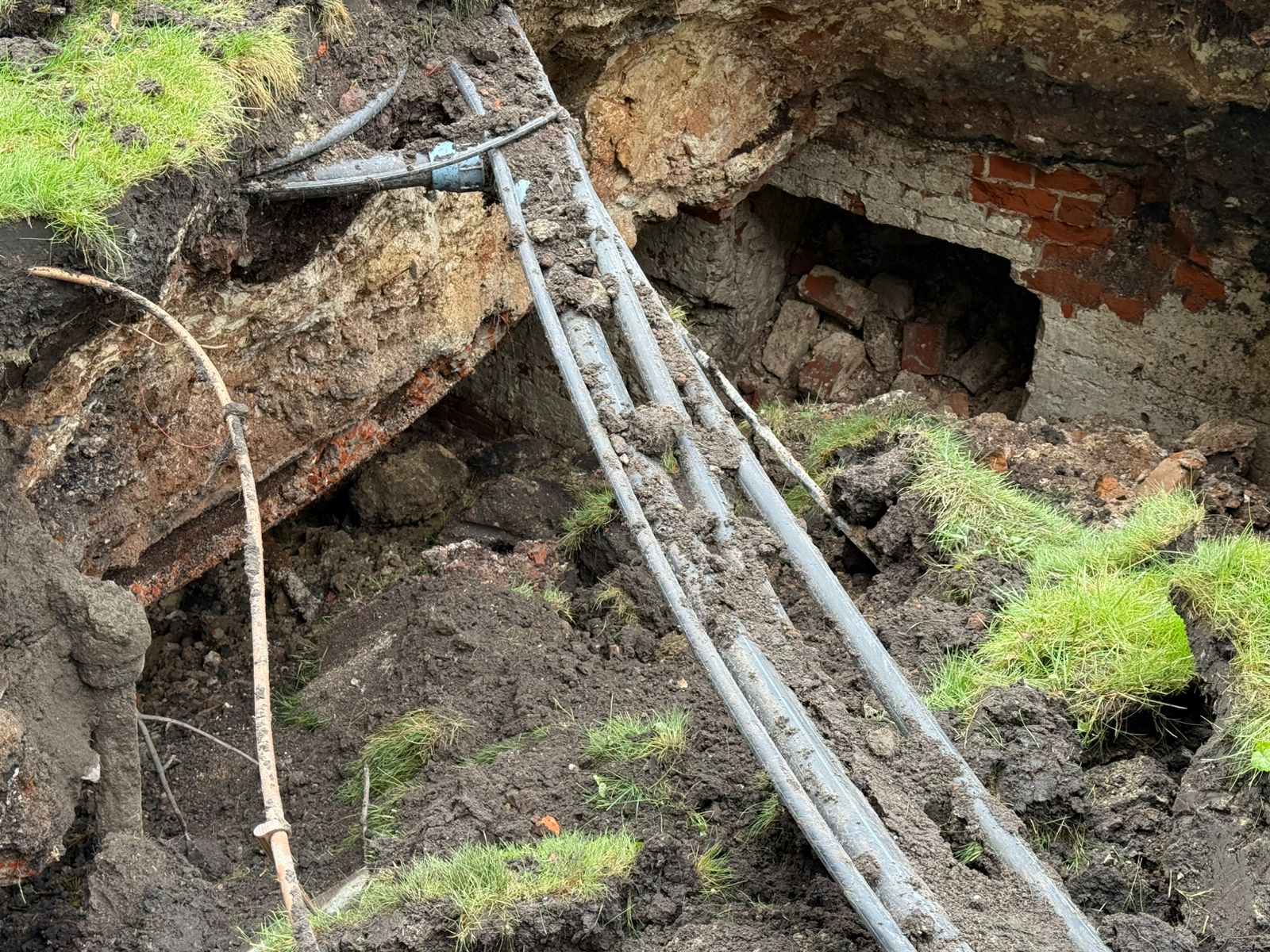 У Харкові з’ясовують походження знайдених у сквері катакомбів - 2
