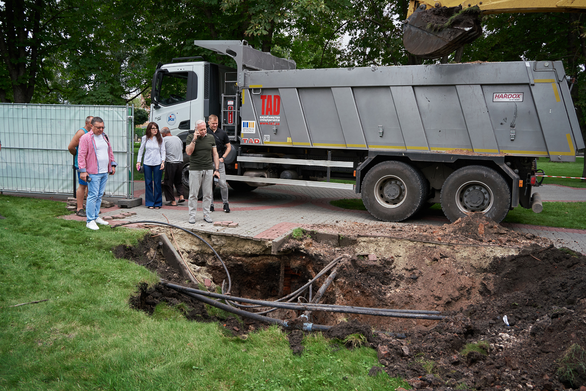 У Харкові з’ясовують походження знайдених у сквері катакомбів - 1
