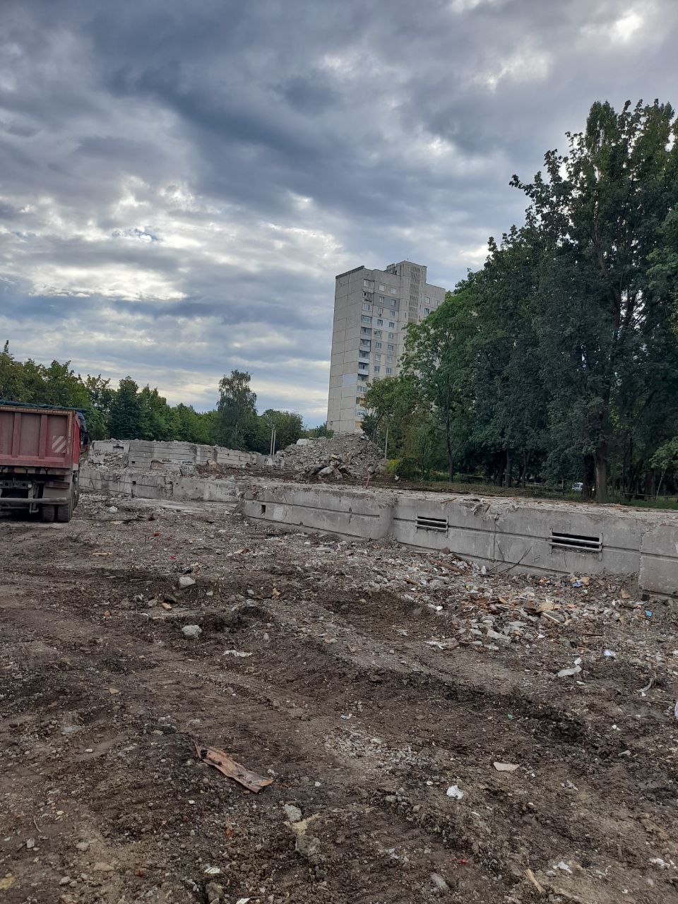 У Харкові демонтували дві пошкоджені багатоповерхівки