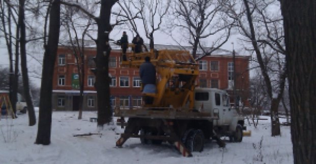У Жовтневому районі прибирають територію двох парків
