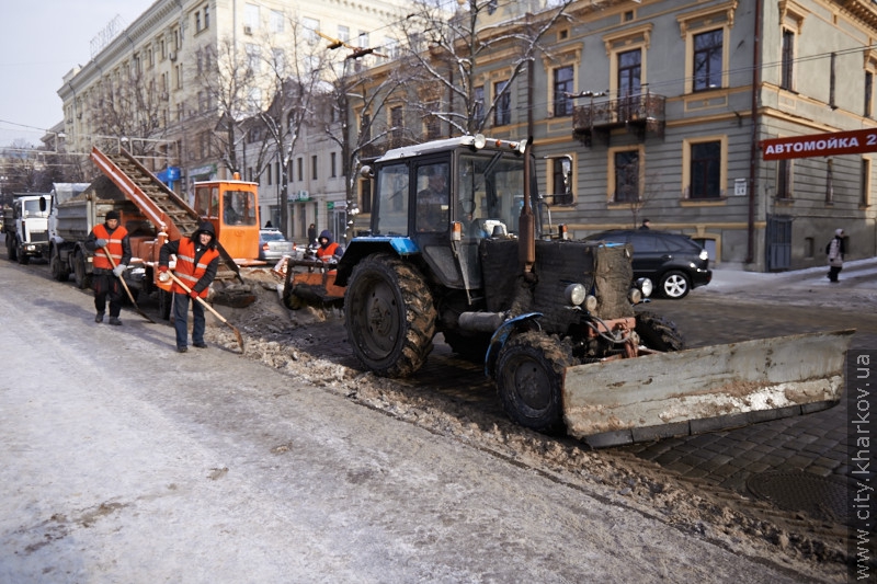 Шляховики прибирають сніг у центрі міста
