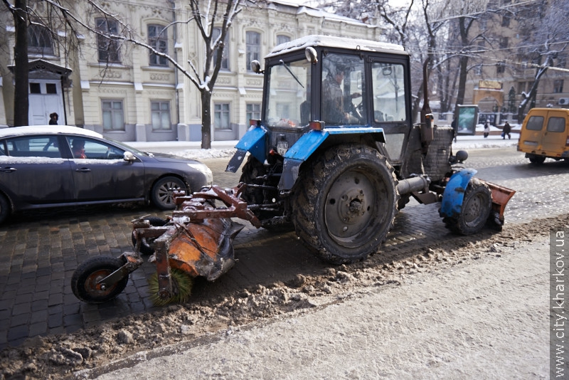 Шляховики прибирають сніг у центрі міста