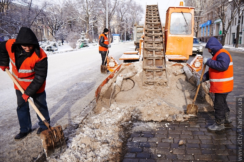 Шляховики прибирають сніг у центрі міста