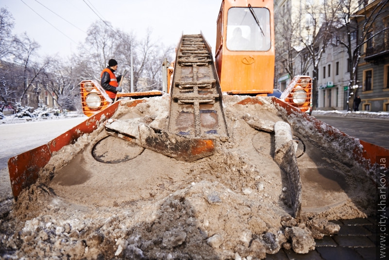 Шляховики прибирають сніг у центрі міста