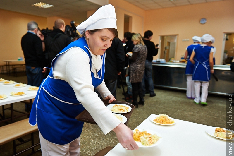У шкільних їдальнях збільшать порції і буде більше м'ясних страв
