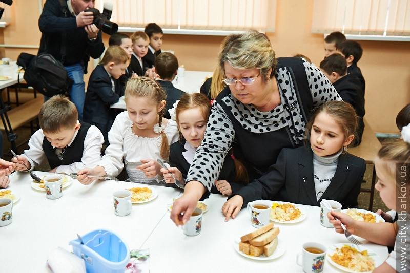 У шкільних їдальнях збільшать порції і буде більше м'ясних страв