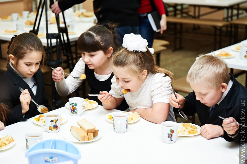 У шкільних їдальнях збільшать порції і буде більше м'ясних страв