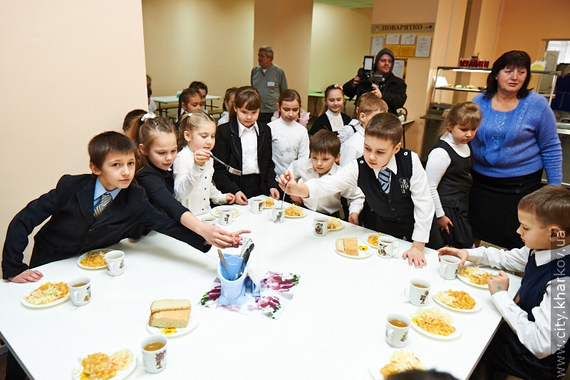 У шкільних їдальнях збільшать порції і буде більше м'ясних страв